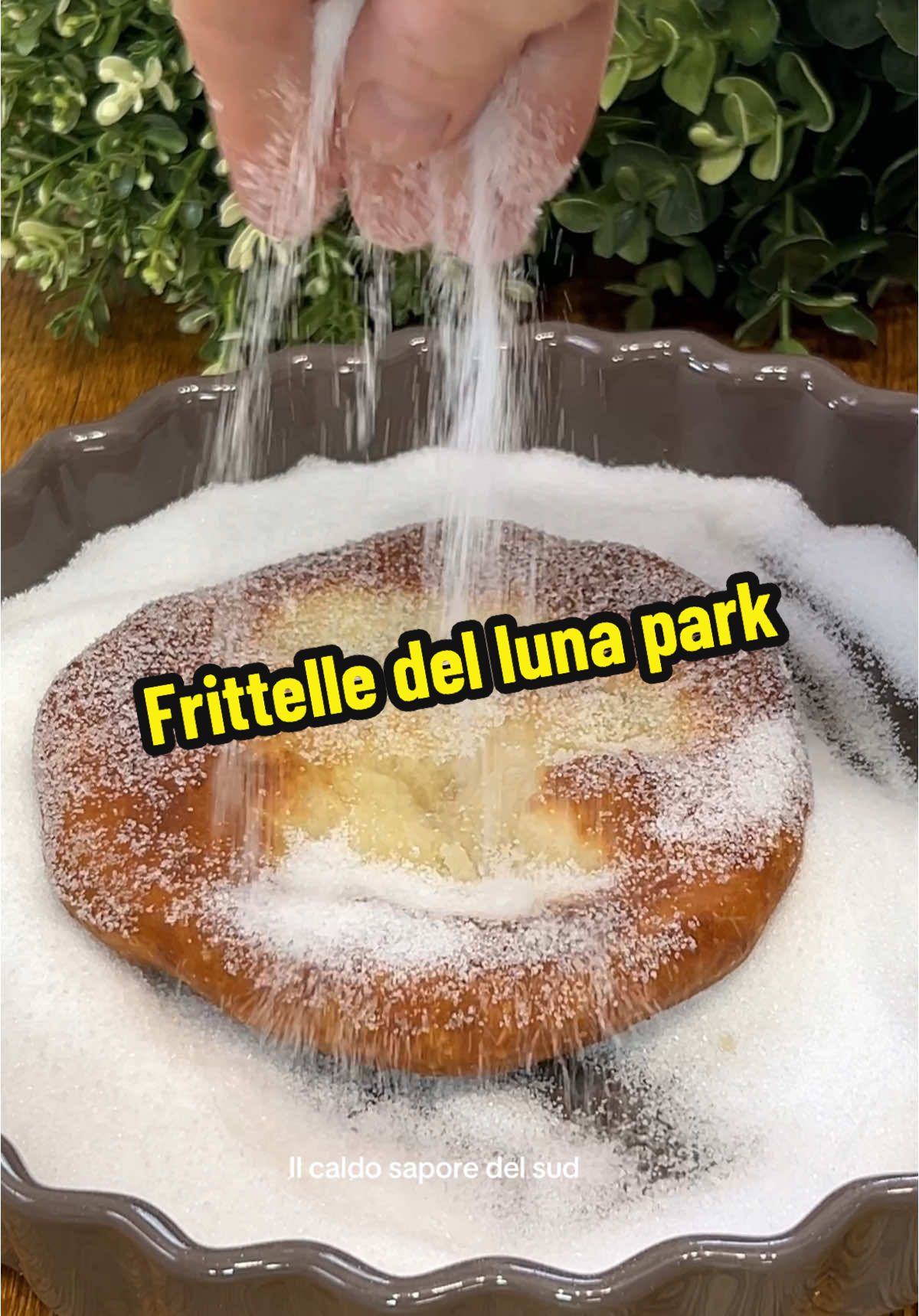 Le chiamano frittelle del luna park 🎡, per me sono solo frittelle golose e le mangerei tutte!!   , ngredienti 600 g farina 0 350 g Latte 12 g Lievito di birra fresco (o 3,5g di secco) 85 g ricotta (o formaggio spalmabile) 50 g Zucchero 50 g olio extravergine d’oliva (o di girasole altoleico) 8 g Sale (6, se il formaggio o la ricotta sono già salati) Per la cottura e la finitura 200 g zucchero Mezza bustina Vanillina q.b. Olio di semi di girasole (altoleico)  . Versatela farina in una ciotola, unite il latte appena tiepido e il lievito, mescolate, poi aggiungete lo zucchero, il sale, la ricotta o il formaggio spalmabile e per finire l’olio. Lavorate grossolanamente in ciotola, coprite e lasciate riposare dieci minuti coperto da un canovaccio e ribaltate sulla spianatoia infarinata. L’impasto si presenterà molto appiccicoso, lavoratelo per una decina di minuti o fino a quando non sarà asciutto ed elastico. Evitate di aggiungere ulteriore farina, potreste avere delle frittelle dure. Ottenuta una pasta liscia, elastica ed omogenea, fate una palla, riponetela in una ciotola e lasciatela lievitare in forno con luce accesa fino al raddoppio, ci vorranno circa 2 ore. Lavorando con un impastatrice o una planetaria ridurrete i tempi. A lievitazione avvenuta, dividete l’impasto in panetti da 70-80 g, formate delle palline e lasciatele lievitare nuovamente in forno con luce accesa per 10 minuti. Versate dell’olio di girasole in una padella dal fondo spesso e portate sul fuoco, valutate la temperatura dell’olio immergendovi uno stuzzicadenti, se friggerà sarete pronti a cuocere le frittelle: prendete quindi una pallina e allargatela dal centro verso l’esterno, mantenendo i bordi più spessi. Tuffate i dischi di pasta nell’olio uno o due per volta e cuoceteli rigirandoli spesso e cercando di mantenete la temperatura intorno ai 170°: scaldando troppo l’olio, rischiereste che si brucino fuori, restando crude sei bordi, ogni frittella cuocerà in 1 minuto circa o poco più. Raccogliete le frittelle,poggiatele su carta  da cucina e poi passatele nello zucchero semolato mischiato alla vanillina. Sono pronte! #ilcaldosaporedelsud Se 