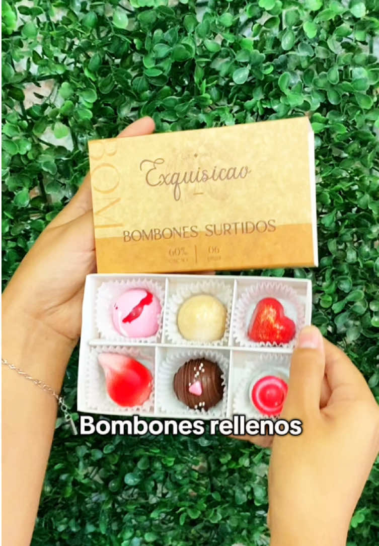 Opción de regalo por San Valentín: bombones rellenos al 60% cacao 😋 Cajitas x6 y x15 unidades. Personaliza con tus rellenos favoritos. ✨ Si hay amor, hay chocolate 🍫 Pedidos al 📲970 665 940  #exquisicao #chocolates #cacao #bombones #bomboneriafina #chocolover #chocolatespraregalar #fyp #ideaderegalo #sanvalentin 