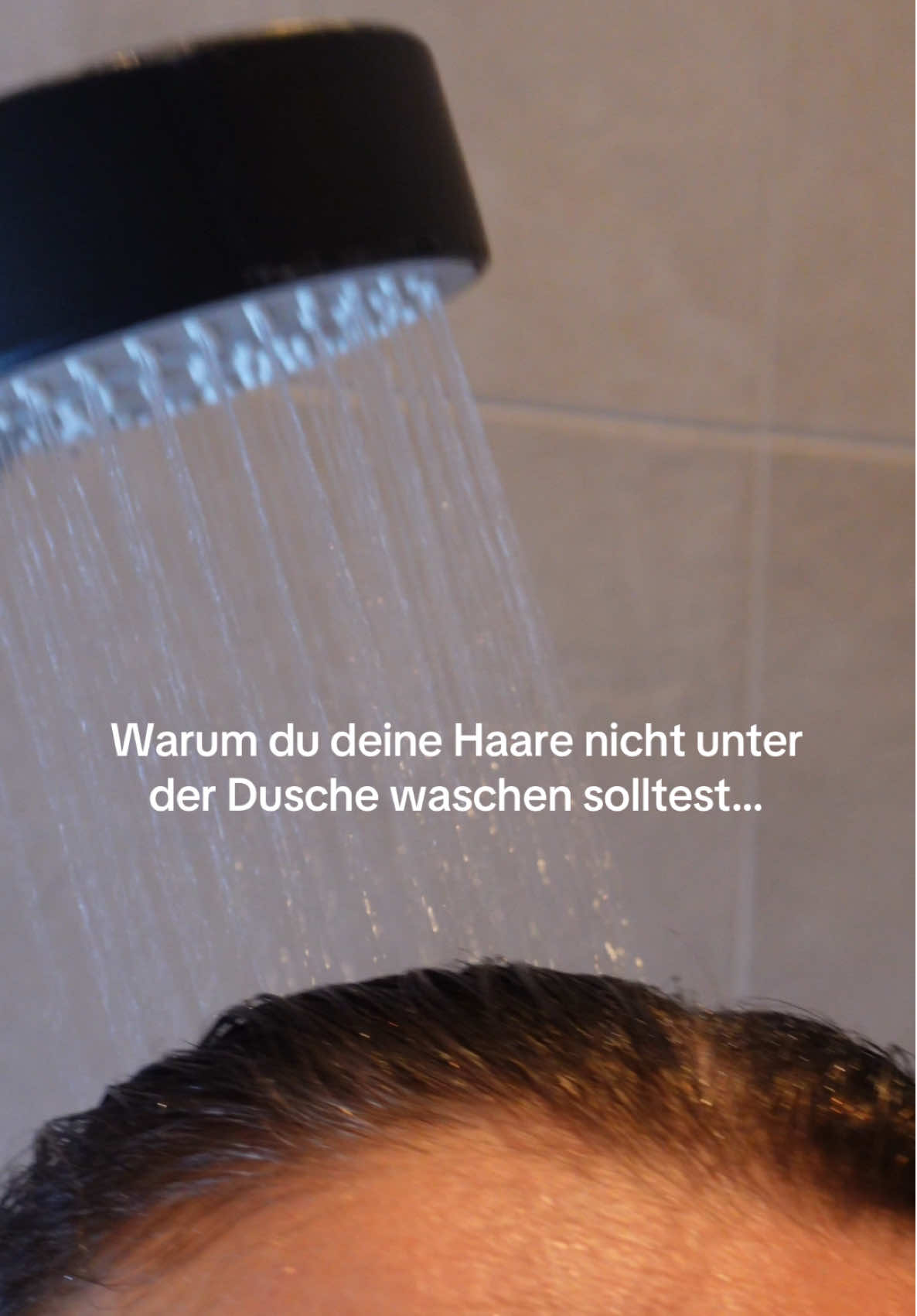 Haare unter der Dusche zu waschen kann die Kopfhaut schneller nachfetten lassen und das Volumen verringern. Kopfüber gewaschen bleiben sie länger frisch, bekommen mehr Fülle und fühlen sich leichter an. Probier’s aus!✨#friseurmeister #haare #fyp #haarroutine #haarewaschen 
