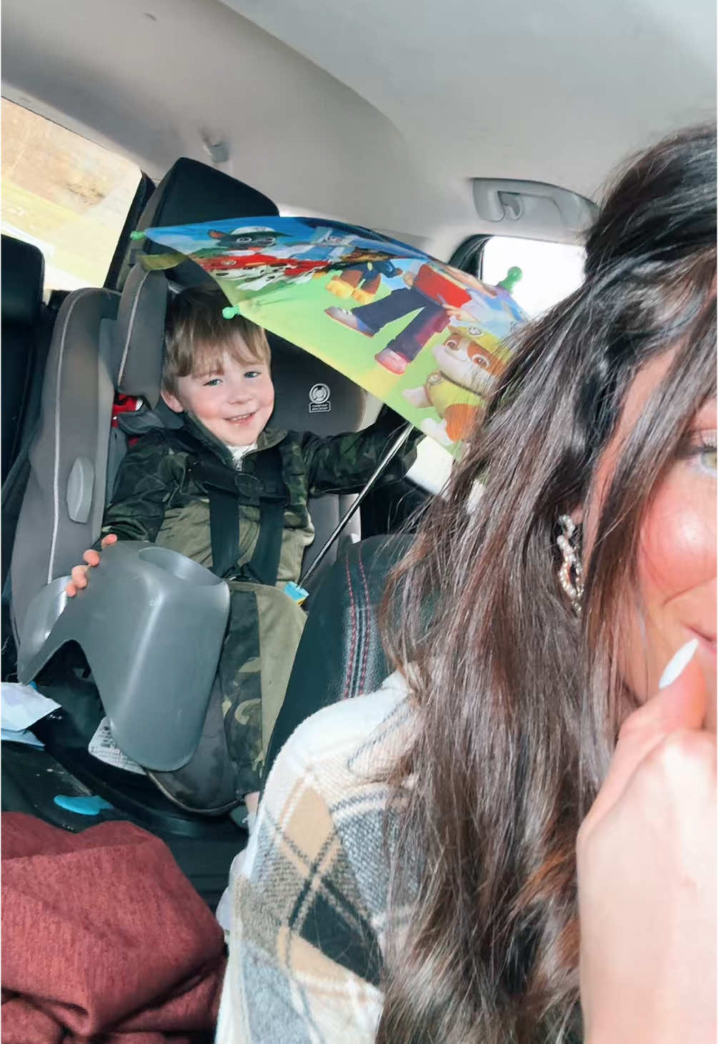 Y’all, send help. Please. #toddler #toddlersoftiktok #mom #MomsofTikTok #momlife #parentsoftiktok #parents #parentsbelike #kidsoftiktok #kidsbelike #cartoy #unbrella #sendhelp 