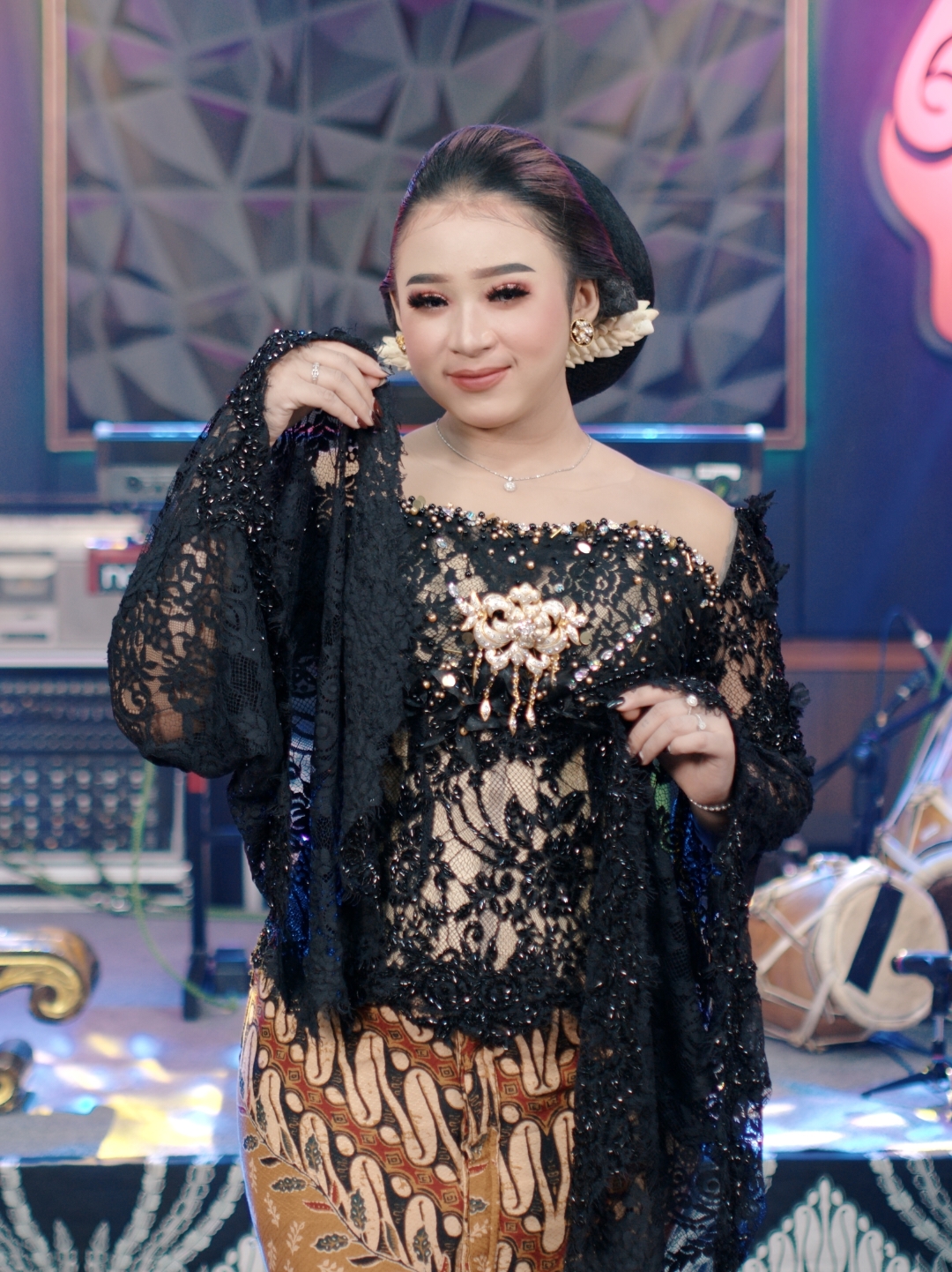 Coming Soon . . .  Senin, 10 Februari 2025 Pukul 13.00 WIB Kawitaning Sinawang - Niken Salindry @nikensalindryrealll  Stay Tuned On Youtube Channel Kembar Music Digital @kembarmusicdigital  . #nikensalindry #nikensalindryterbaru #nikensentertainment #nikensmusicdigital #sanidynusantara #sanidylampung #kembarmusicdigital 