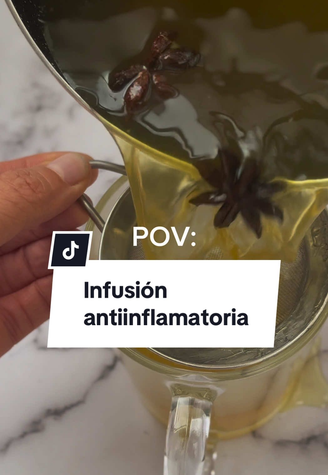 ¡LA RECETA! 🙂 ¿Quieres empezar a cuidar tu cuerpo con LIPEDEMA? • Deja de enfocarte en la grasa‼️ Ésta es solo el resultado visible de varias cosas que internamente, en tu cuerpo, llevan años sin ser tratadas y atendidas como debe ser.  📢La grasa Lipedematosa, esa grasa nodular perlada y dura no mejora con el hecho de obsesionarnos en buscar soluciones para acabarla; mejora cuando entendemos que está atrapada en un tejido rígido y grueso que debemos aprender a tratar (toda la vida). Y parte de apenderla a tratar es aprender a tratarnos a nosotras como individuos, dándonos todo lo que nuestro cuerpo necesita, entre eso, momentos de tranquilidad, conexión con nosotras mismas y también alimentos que nos ayuden a desinflamar poco a poco (no hay productos milagro). 💕 Esta infusión es súper fácil: 1 cucharadita menta seca 1 cucharadita de jengibre rallado 1 pizca de cúrcuma en polvo 1 cucharadita de semillas de hinojo o anís estrellado ¡Todo va al agua hirviendo, lo dejas infusionar por 10 minutos, cuelas y listo! Si te gusta la pimienta ponle; potencia el efecto de la cúrcuma.  ✅ Obviamente, consulta primero con tu médico si hay alguno de los ingredientes que debes evitar o reemplazar.