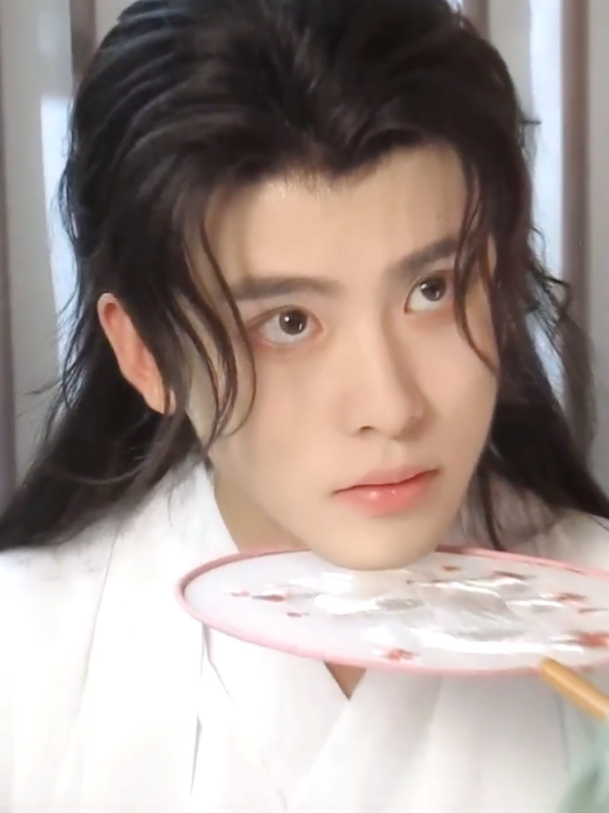 📷 : Yihang #yihang #model #actor #hanfu #hanfustyle #chinesetyle #ancientstyle #handsome #donghua #douyin #china 
