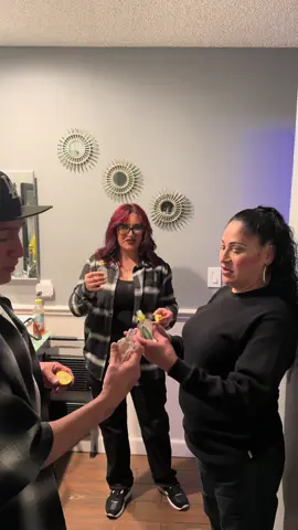 𝐇𝐨𝐫𝐧𝐢𝐭𝐨𝐬 𝐬𝐡𝐨𝐭 𝐰𝐢𝐭𝐡 𝐦𝐲 𝐦𝐨𝐦 & 𝐡𝐞𝐫 𝐦𝐚𝐧𝐬 😎 #LaVidaMia #Vee👑 #SaturdayVibes #TakingItBack 