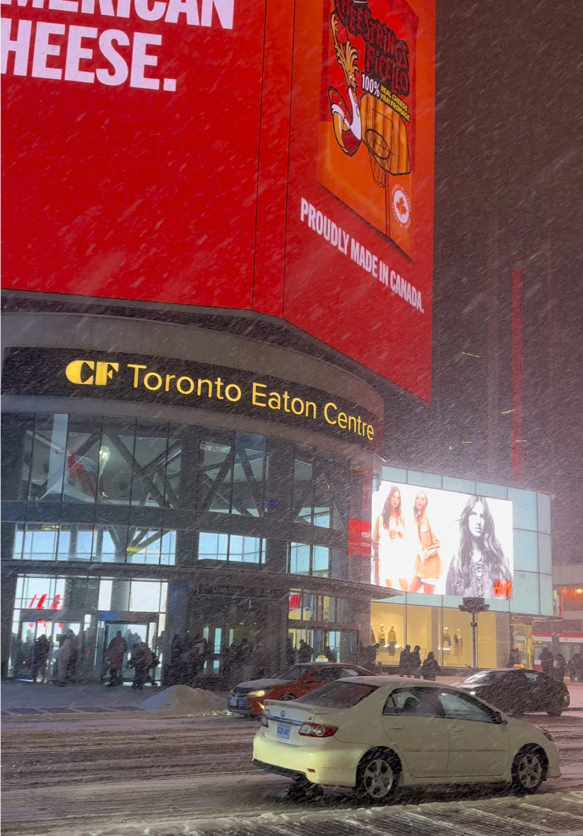 ❄️❤️ #canada🇨🇦 #canada_life🇨🇦 #toronto #downtown #downtowntoronto #snow #night #lovelyweather 