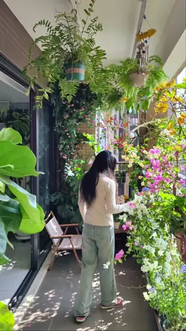 Hôm qua mình đăng một video về ban công đầy hoa của một chị người Trung Quốc. Nhìn không gian nhỏ xinh ấy mà mê quá, chỉ ước sau này cũng có một góc nhỏ như vậy—một nơi để trồng hoa, pha một tách trà, sáng sáng ngồi ngắm nắng, tối tối lặng yên nghe gió thổi. Chỉ là một chút tâm sự vu vơ thôi, ai ngờ sáng nay ngủ dậy thấy video lên xu hướng. Hóa ra cũng có rất nhiều người thích những điều giản dị như mình. Đọc bình luận mà thấy vui lắm, có người bảo họ cũng đang cố gắng từng ngày để có một góc nhỏ an yên, có người thì chỉ đơn giản nói rằng nhìn thôi cũng đủ thấy lòng nhẹ nhàng hơn. Tự nhiên thấy ấm áp ghê. Dù chưa biết bao giờ mới có được ngôi nhà mơ ước, nhưng ít nhất mình biết rằng, ở đâu đó ngoài kia, vẫn có những người cùng mơ một giấc mơ giống mình. #chill #chualanh #healing #chillwithtiktok #tamsu #tamtrang #xh 