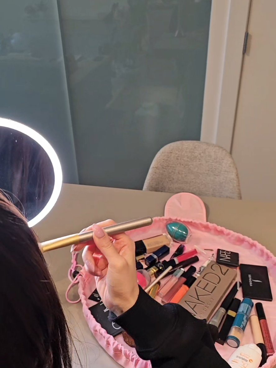 See and pack up everything in seconds 🥰💄 #makeupbag #makeuphacks #beautyessentials #makeuplover #travelhacks 