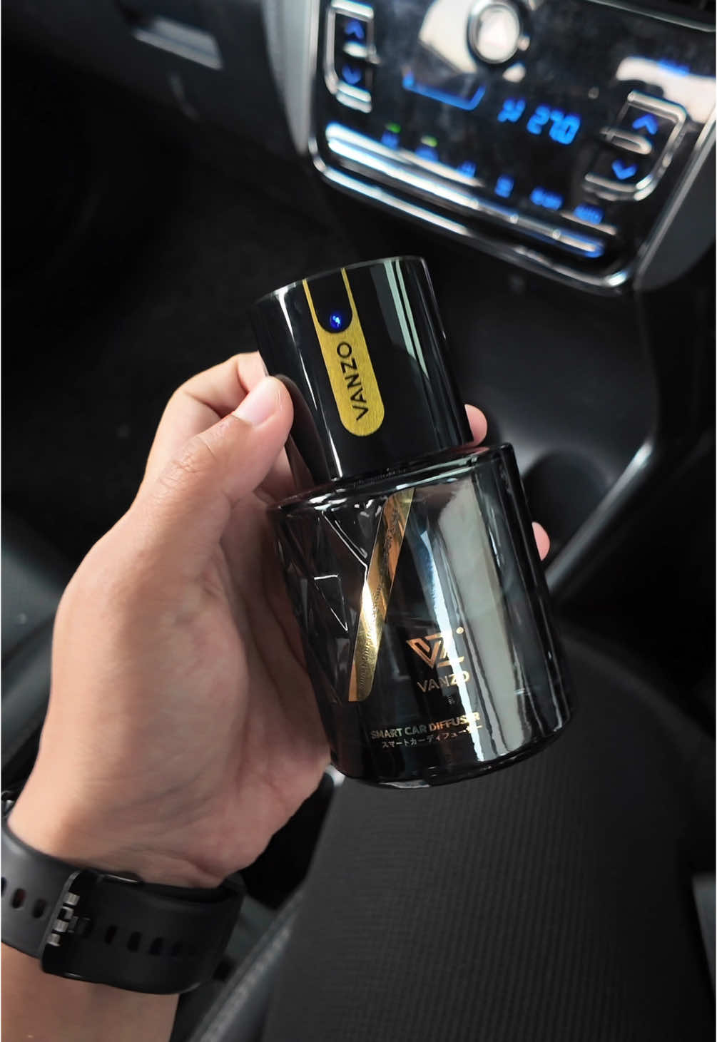 Jimat sikit pakai perfume macam ni. Tak payah tukar tiap2 bulan. Kalau habis boleh refill je. #carfragrance #perfumekereta #pewangikereta #vanzosmartcardiffuser #vanzo 