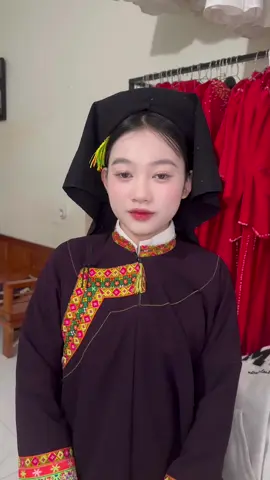 Khách thi trang phục dân tộc đẹp quê em💄