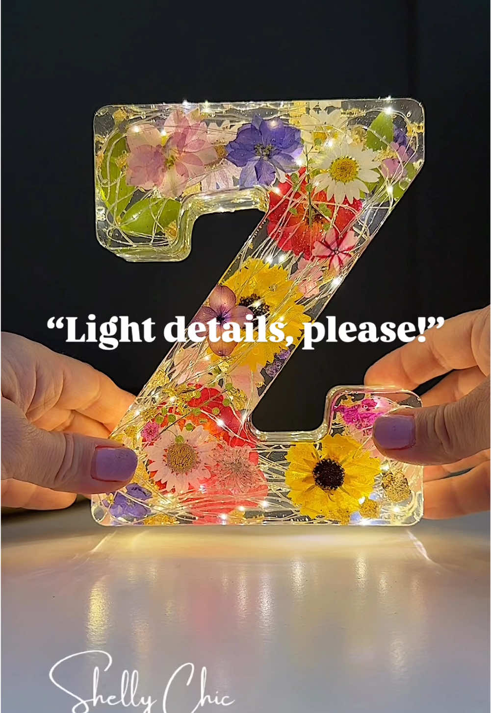 Adding fairy lights + dried flowers to resin  #resinideas #resinlight #resinletter  #pouringresinart #resinpour #pourresin #resindecor #driedflowers #fairylights 