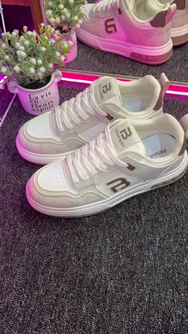 Secakep ini sneakers pria wanita import. #sepatusneakers #sepatucasual #sepatuimport #sepatupriawanita 