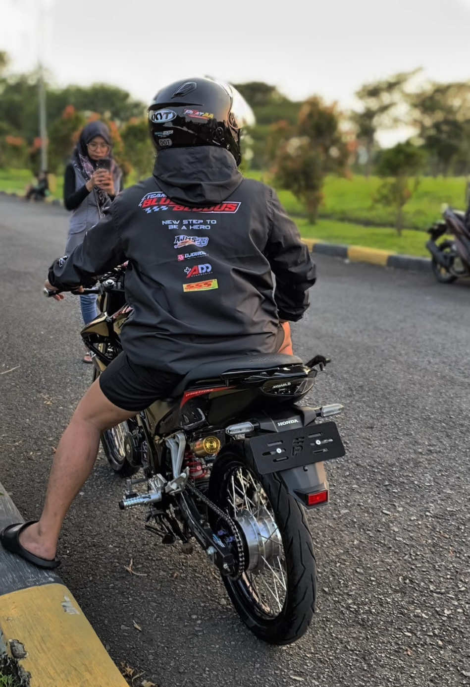 Bersama bapaknya anak” gaes😁 @@Mas 🅰️Ⓜ️🅱️🅾️N @TEAM Bludas_Bludus  #teambludasbludus #blackgank🖤 #cb150rindonesia #cb150r #cb150rroadrace #cb150rmodifikasi #cb150r_jarijari #cb150rstreetfire #cinematicvideo #fypage #fypシ゚ 