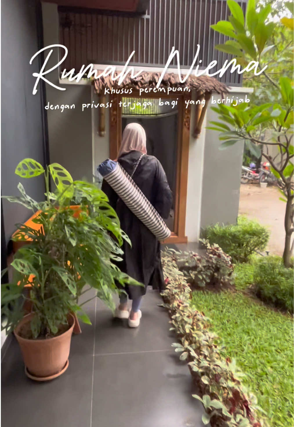 Our home yoga studio offers a comfortable, inclusive environment where muslimah can connect with their practice and themselves, with privacy and comfort at the forefront. #yogajakarta #yogajakartaselatan #jktplacetogo 