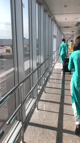 Đường đến máy bay chúng tôi thường đi qua những hành lang dài đầy nắng…  #crewlife #tiepvienhangkhong #travel #cabincrew #vietnam #tuhao 