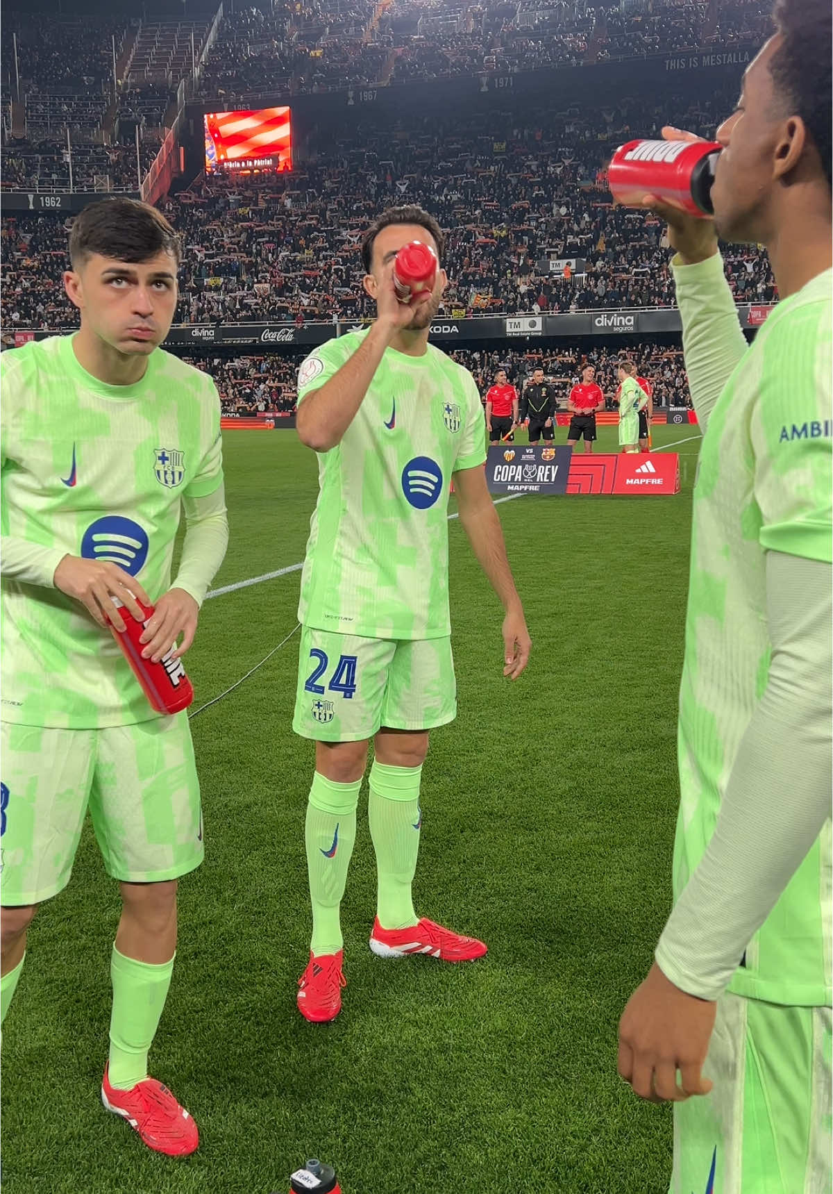 Wait for the traditional Pedri kiss 😘 #fcbarcelona #barçaontiktok #football 