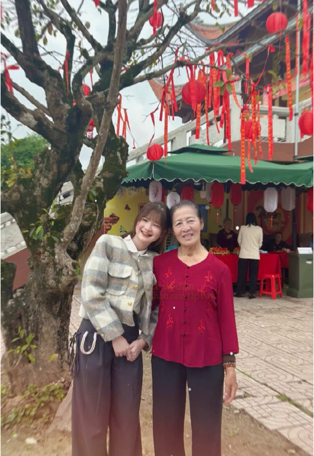 Con muốn không lớn nữa Nên Bà đừng già đi Con muốn bếp nổi lửa Vọng tiếng Bà thầm thì.