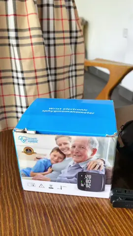 SALE giảm giá máy đo huyết áp đeo cổ tay . Nhận hàng kiển tra đeo thử đo ok r thanh toán