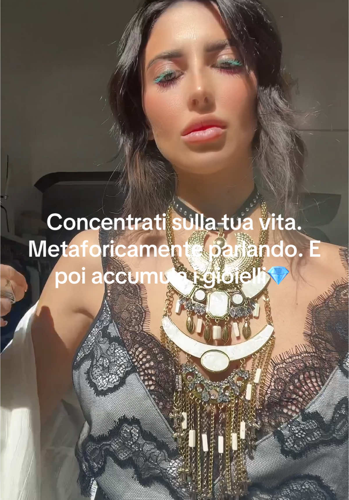 Focalizzati sulla tua vita e vivi in modo consapevole, come se stessi accumulando valore, simile a collezionare diamanti. Ogni esperienza, lezione o traguardo che si raggiunge rappresenta un 