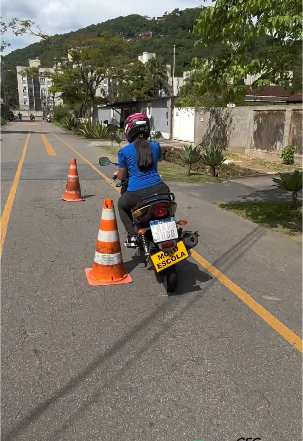 Me sigam aqui no TikTok  Vai fazer a prova de moto? Fique ligado! (Petropolis R) No vídeo de hoje, explicamos o passo a passo do percurso da prova prática da categoria A.  Aqui, você encontra as principais informações sobre cada etapa, mas é importante lembrar que existem detalhes adicionais que devem ser esclarecidos diretamente com os instrutores.  E para te ajudar nesse processo, contamos com o instrutor Matheus, e a instrutora Josi que com toda paciência e experiência, preparam os alunos com todas as dicas e orientações necessárias para que tenham sucesso na prova! Se tiver dúvidas, não hesite em perguntar! 💡 Salve essa dica!  #AutoEscolaSerrana #cfc #ProvaDeMoto #CategoriaA #HabilitaçãoMoto #autoescola #petropolis #foryou #fy #explore #autoescoladepetropolis #examepratico 