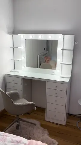 Ndriqoni ambientin tuaj me ne!😍 Tavolin grimi Pasqyre me drita led, perfekte për të krijuar ndriçimin ideal gjatë procesit të makeup-it tuaj.   Tavolin Grimi  Dimensionet: 130cm Gjerësi, 85cm Lartësi.40cm Thellësi.  Pasqyre me drite LED💡 Dimensionet: 90cm Gjerësi, 80cm Lartësi.  Ansore rafte 2x  Dimensionet: 20cm Gjerësi, 80cm Lartësi, 15cm Thellësi.   #mirror #makeup #makeuptable #vanitymirror #vanity #vanitymakeup #led #ledlights #white #whitetable #cosmetics #tavolina #room #pasqyremendriçim #dhomagjumi #fyp #viral #foryou #bedroom #organizing #LEDMakeup #PasqyraMakeup  #ShitjeOnline #PasqyraLED  #mirrorselfie