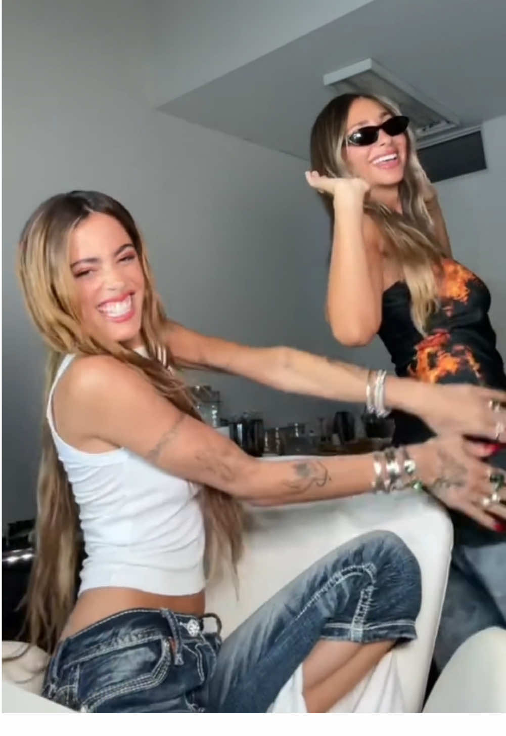 @TINI y @sofi fernandez bailando el trend de “Mi Refe” de @BEÉLE y @OvyOnTheDrums ❤️🦭