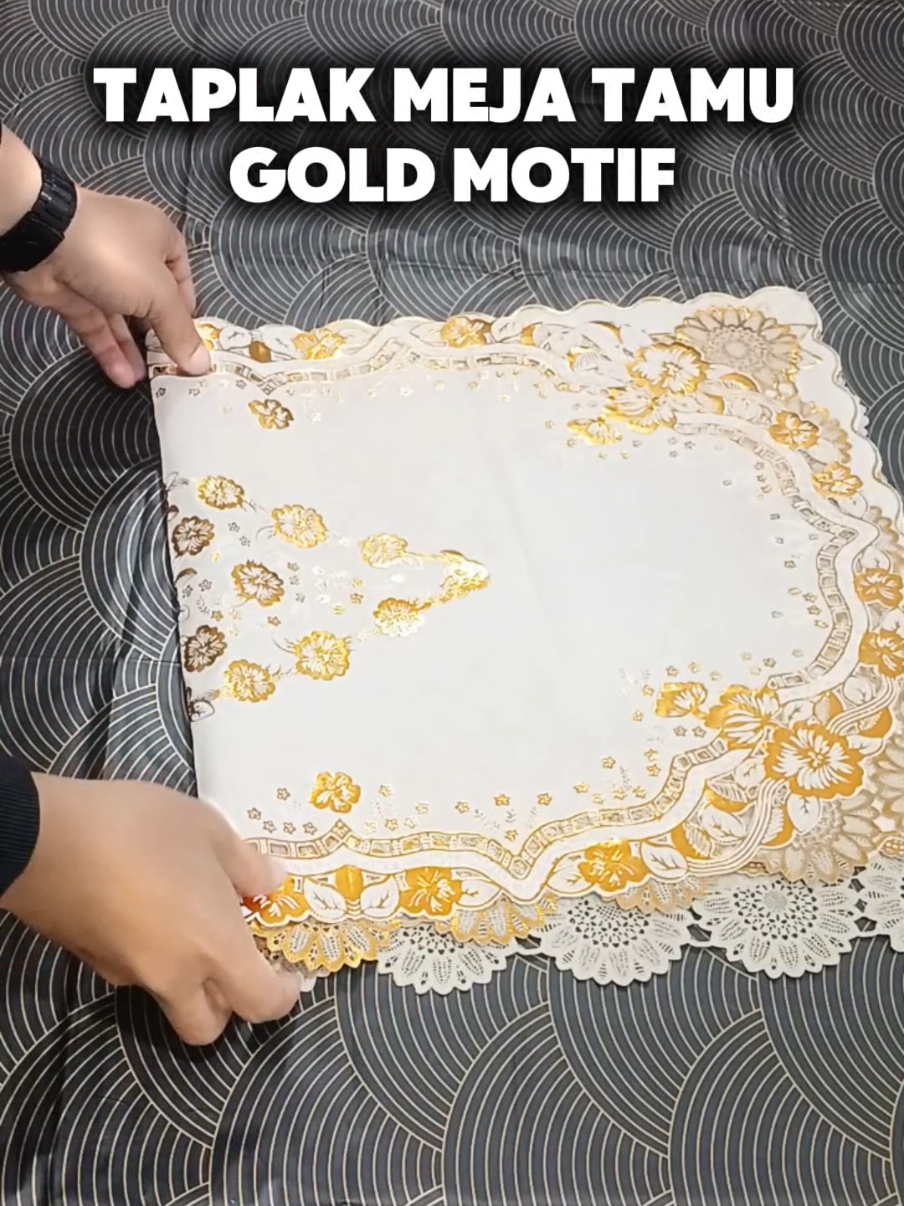 Taplak Meja Tamu Gold Motif #taplakmejatamu #taplakmejamewah #taplakmejaantiair #taplakmejalebaran #taplakmejawaterproof #taplakmeja #taplakmejagold 
