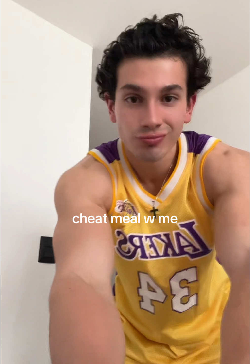 Cheat meal 🤫 ig:ricardogarzonc #fyp #cheatmeal #meal #Vlog #FoodTok #burger #physic #body #viralvideo 