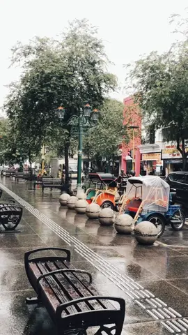 Hujan baru saja reda, trotoar masih berkilau, mencerminkan hiruk-pikuk kota yang tak pernah benar-benar hening. Langkah-langkah kecil berpadu dengan deru jalanan, cerita-cerita bertaut dalam satu bingkai. ✨📸 #SenandungJalanan #storyprank #fyp #yogyakarta #malioboro #explorejogja #titik0kmjogja @jogja.vibes 