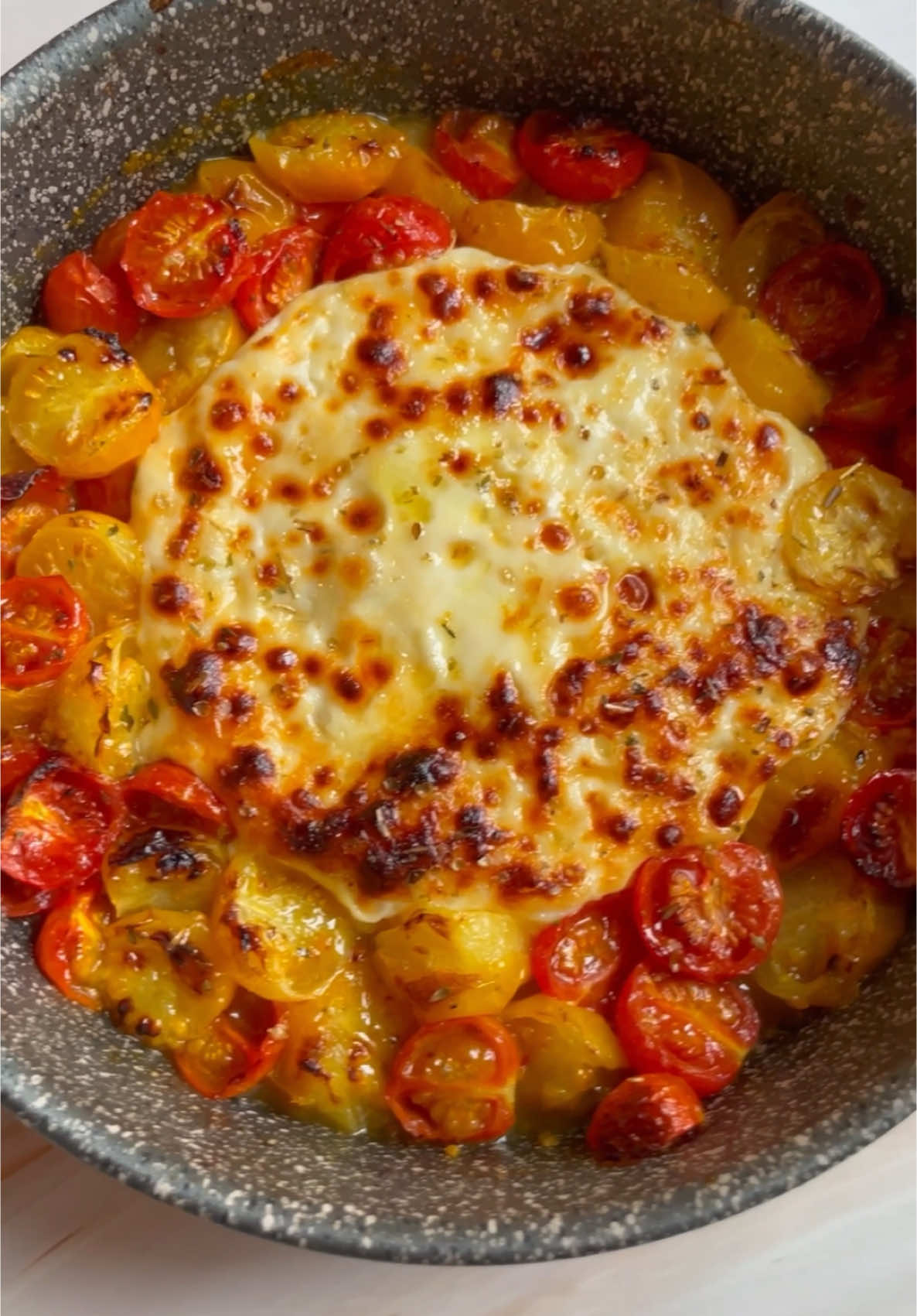 ✨PRIMOSALE SFIZIOSO✨ CON POMODORINI CONFIT IN FRIGGITRICE AD ARIA Ecco un’idea per pranzo/cena che si prepara in meno di 10 minuti ed è di una bontà pazzesca 😍 Il primosale così è veramente squisito, perfetto accompagnato con i crostini o il pane caldo tostato 🤤 ❤️ SALVA LA RICETTA PER NON PERDERLA Ingredienti: 200g di primosale 250g di pomodorini Olio extravergine q.b. Sale, origano, zucchero di canna q.b. Procedimento: -Aggiungere il primo sale  al centro di una teglia e i pomodorini tagliati a metà tutt’intorno. -Condire con un giro di olio, un pizzico di sale, l’origano e un pizzico di zucchero di canna solo sui pomodorini. -Cuocere in friggitrice ad aria a 200 gradi per 15-20 minuti, finché i pomodorini saranno caramellati e la superficie del primosale risulterà perfettamente dorata. -Gustarlo con i crostini o il pane tostato. #primosale #ricettefacili #ricetteveloci #pomodoriniconfit #crostini #bruschetta #bruschette #secondipiatti #friggitriceadaria 