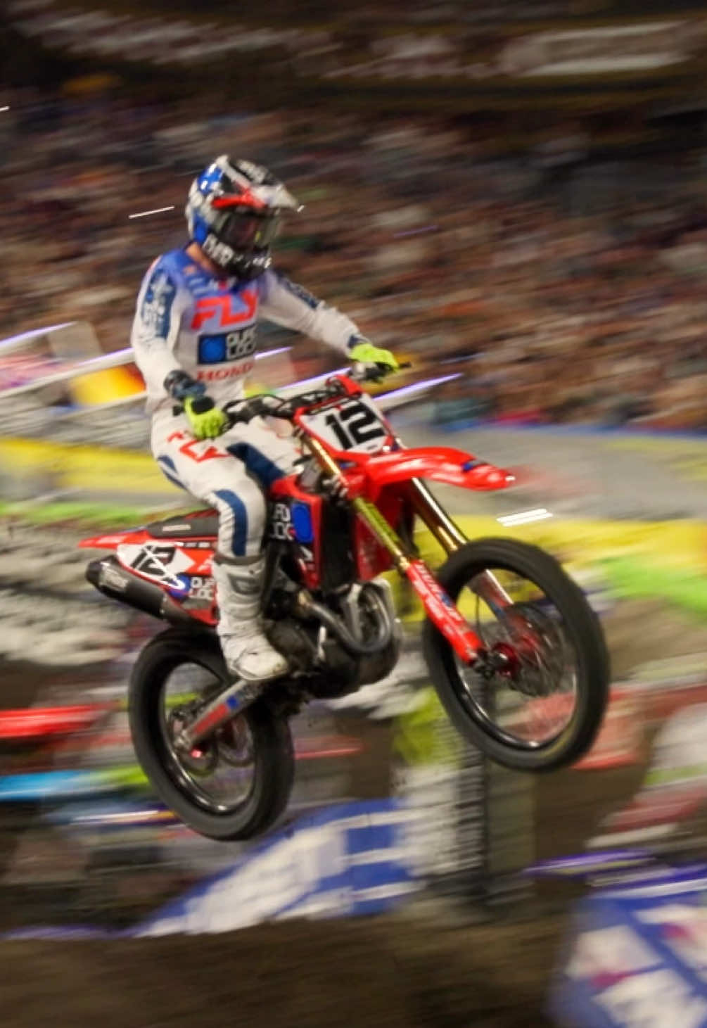 TOP TEN IN TAMPA 🏖️ Tampa was a rough one—sick all week with barely any sleep, food, or water. Qualifying was a struggle as I tried to find my flow, but I managed to grab a quick nap before the night show and focus on the starts. Hit P4 in the heat and wrapped up P9 in the main. Big thanks to Quadlock Honda and Aaron Mrozek. Ready to get back at it and keep growing!