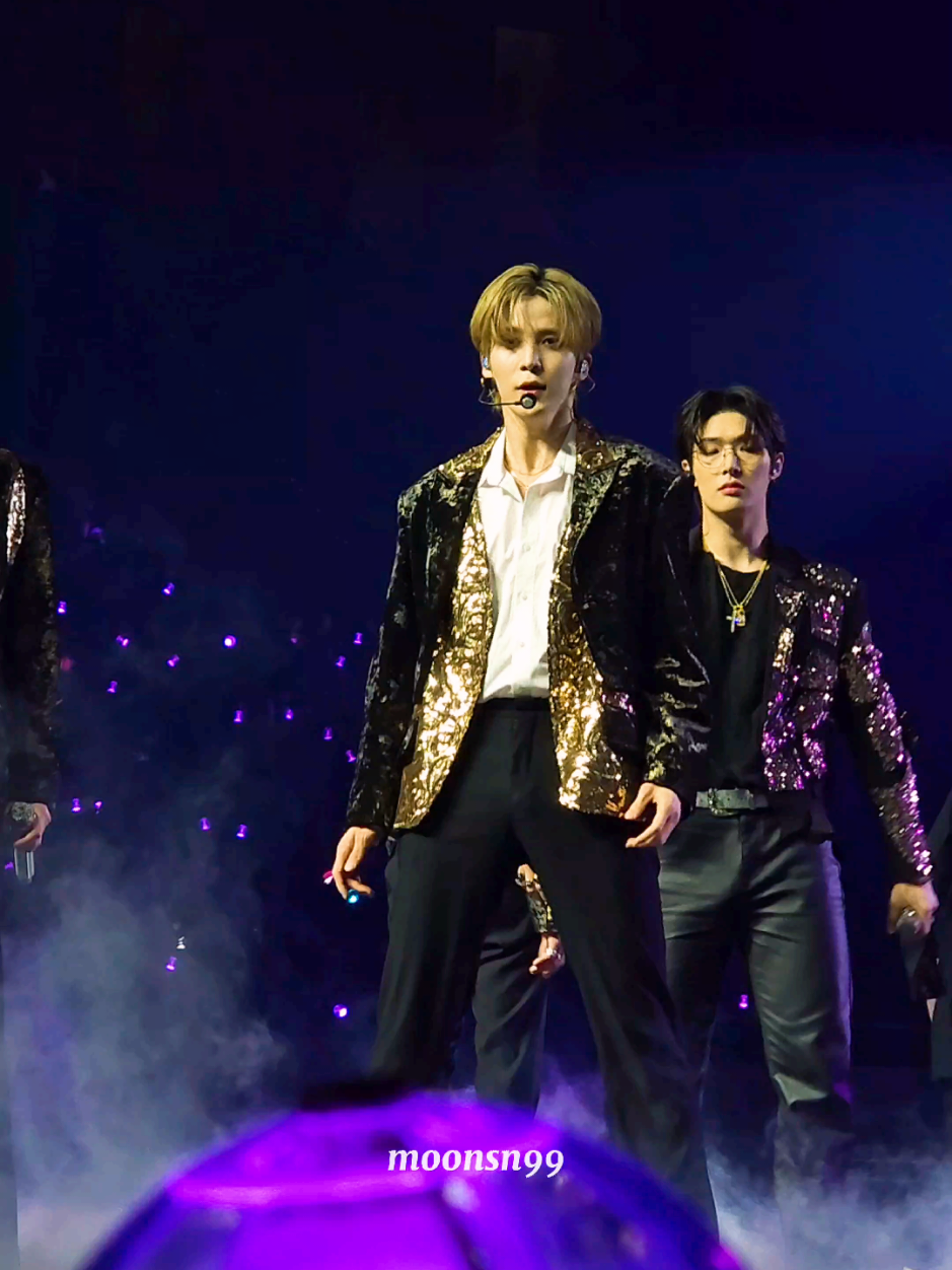 250207 Silver Light 🫶 #ATEEZinEurope #ATEEZinBarcelona #TowardsTheLight #ATEEZ #에이티즈 #윤호 #YUNHO @ATEEZ_Official 