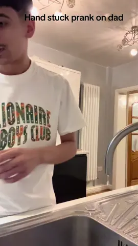 Hand stuck prank on dad #dad #son #prank #handstuckprank #funnyvid #fyp #fypviralシ 