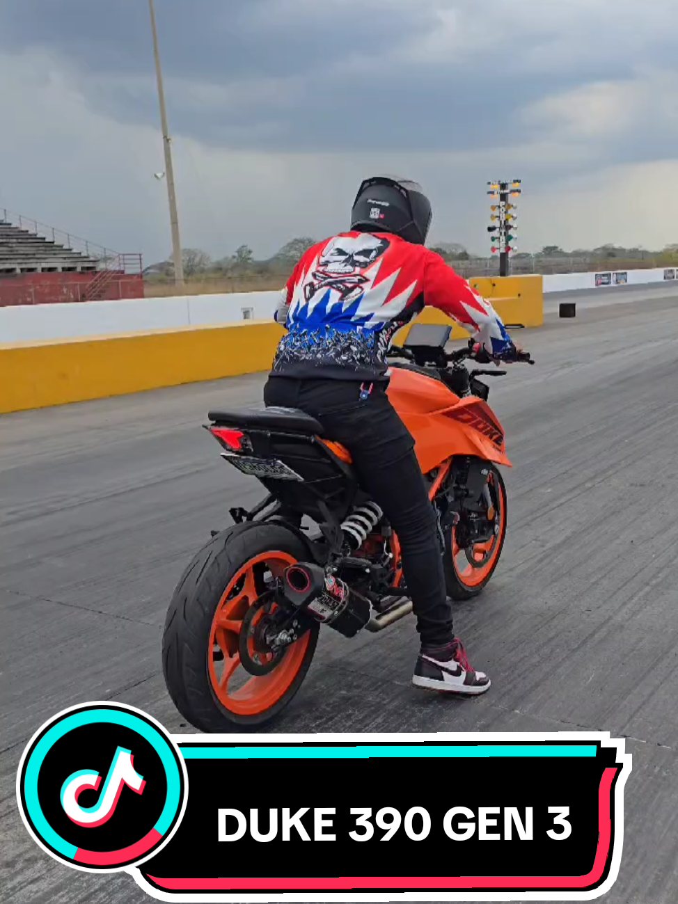 1/4 de milla #racewayguatemala #ktm #duke390 #ktmduke390 #viral_video #2025 
