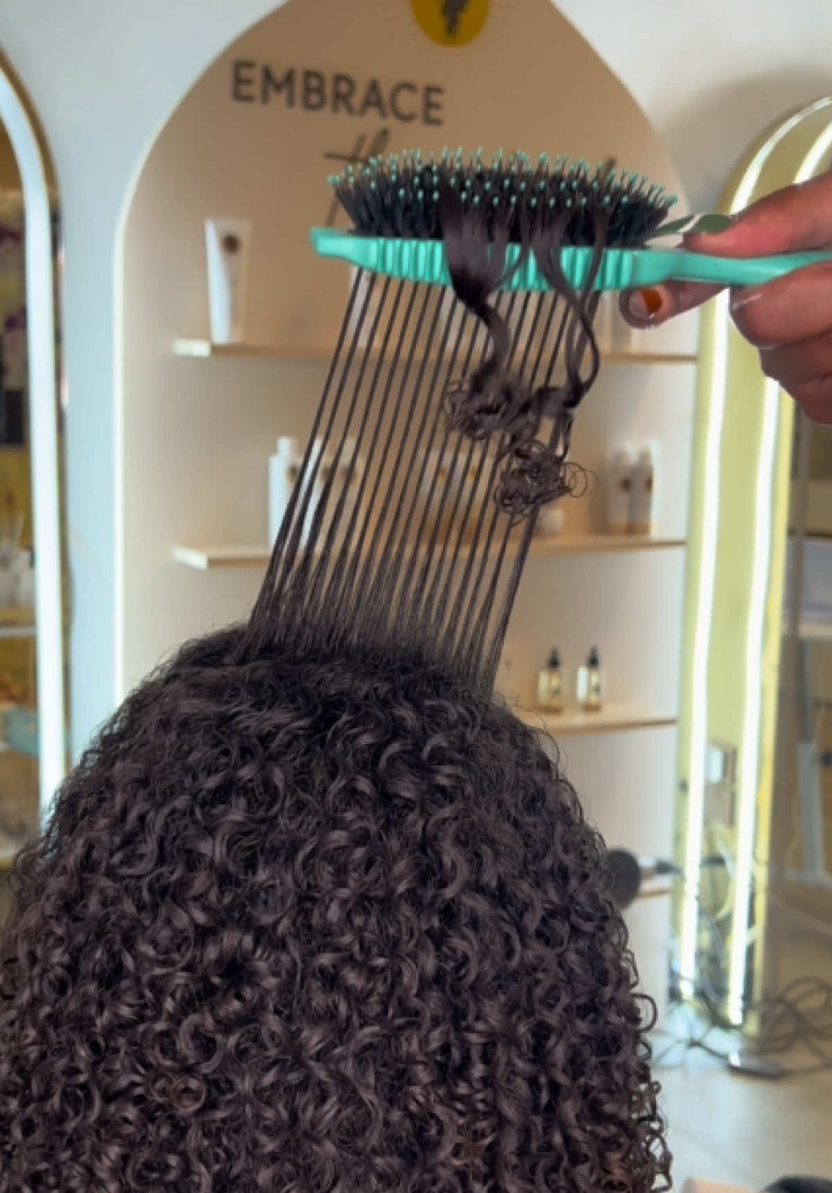 Get voluminous curls again and again with the Volume EdgeLift Brush ✨ #bouncecurl #voluminoushair #edgelift #curly #styling #brush 
