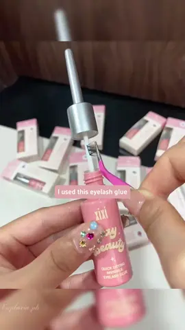 Very strong eyelash glue, not easy to drop.#eyelashglue #glue #falseeyelashes #beautymakeup #makeup 