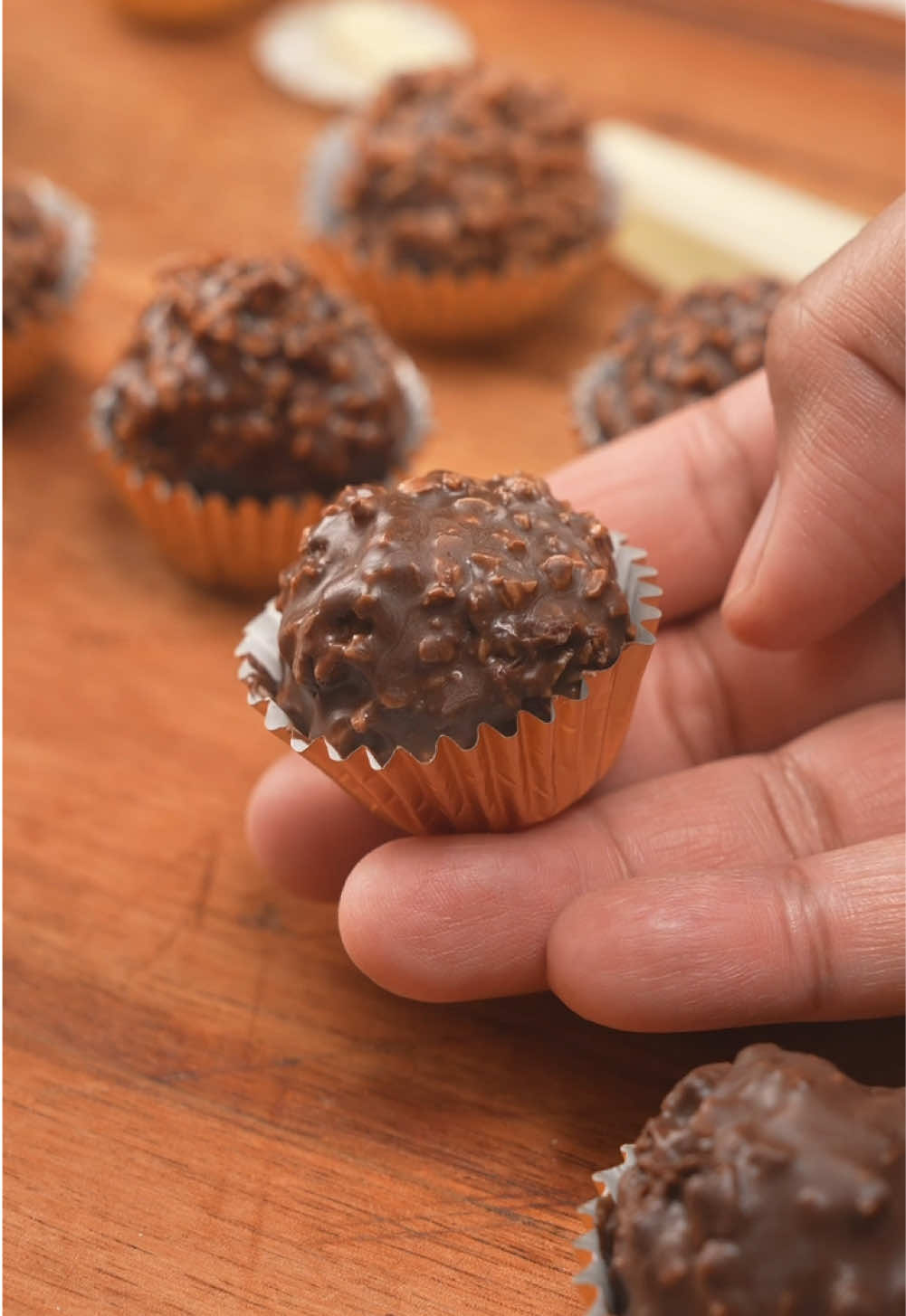 Episod 587 | Resepi Biskut Raya ala Ferrero Rocher | 2 Minit 1 Resepi by Che Sayang Kitchen Bahan-bahan (untuk 60 biji +-) - 5 sudu besar majerin atau butter suhu bilik - 1/2 cawan gula castor - 2 cawan tepung jagung - 2 cawan tepung gandum - 1 biji telur - Kacang hazelnut (bake 170 celcius, 5 minit) - Kurma Ajwa @KURMA YANG DIRINDUI  - Kacang Almond - Coklat milk compound (cairkan 150 celcius 2 minit) Nota: Bake biskut 170 celcius selama 15 minit. Maintain suhu dan masa untuk oven. Preheat oven dulu. #resepichesayang #chesayangkitchen 