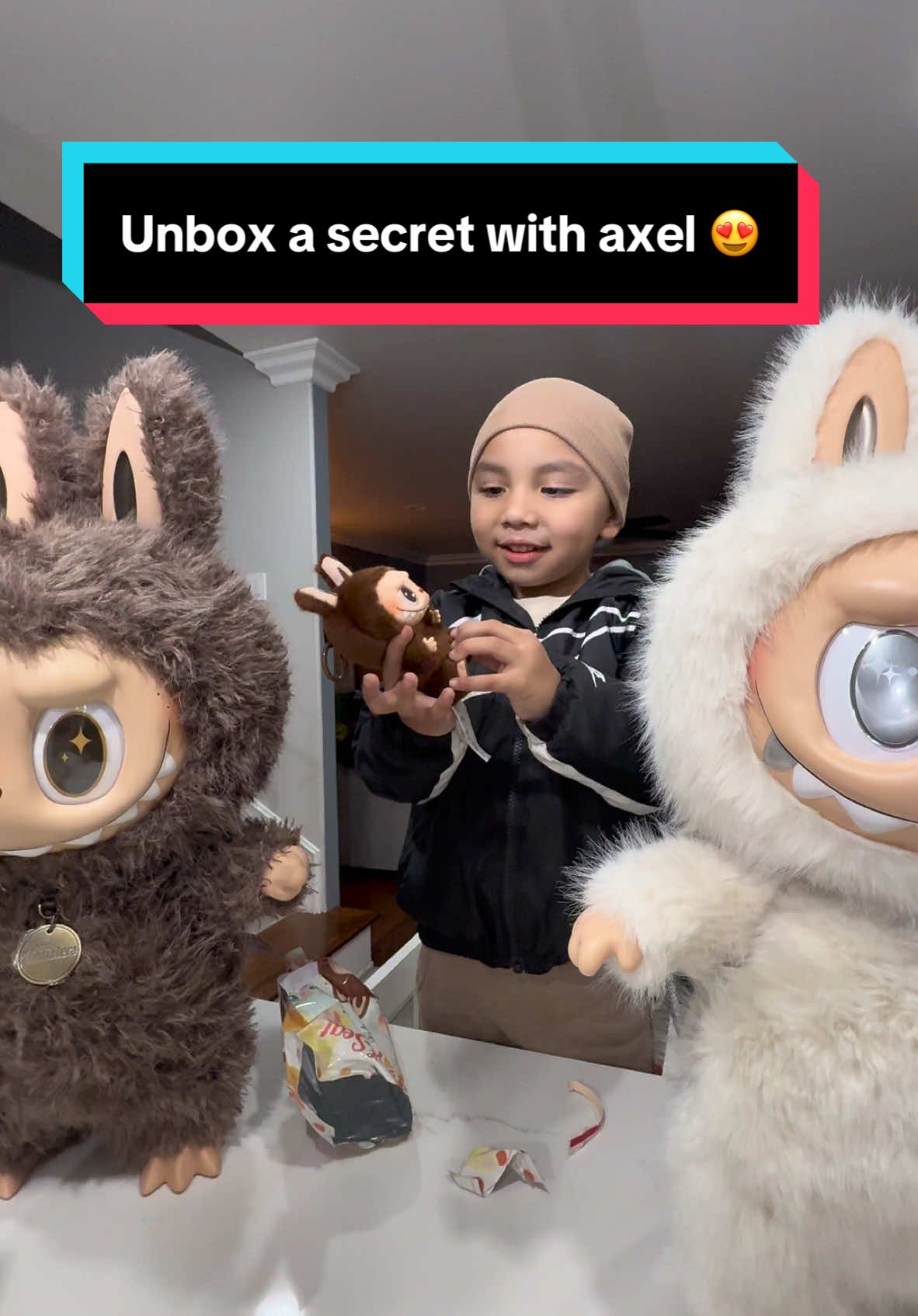 Unboxing a Labubu 🤩 #fyp #kidsoftiktok #kidstiktok #viral #fyppppppppppppppppppppppp #labubuthemonsters #labubusecret #labubumacarons #labubuhaveaseat #unboxing #unboxingvideo 