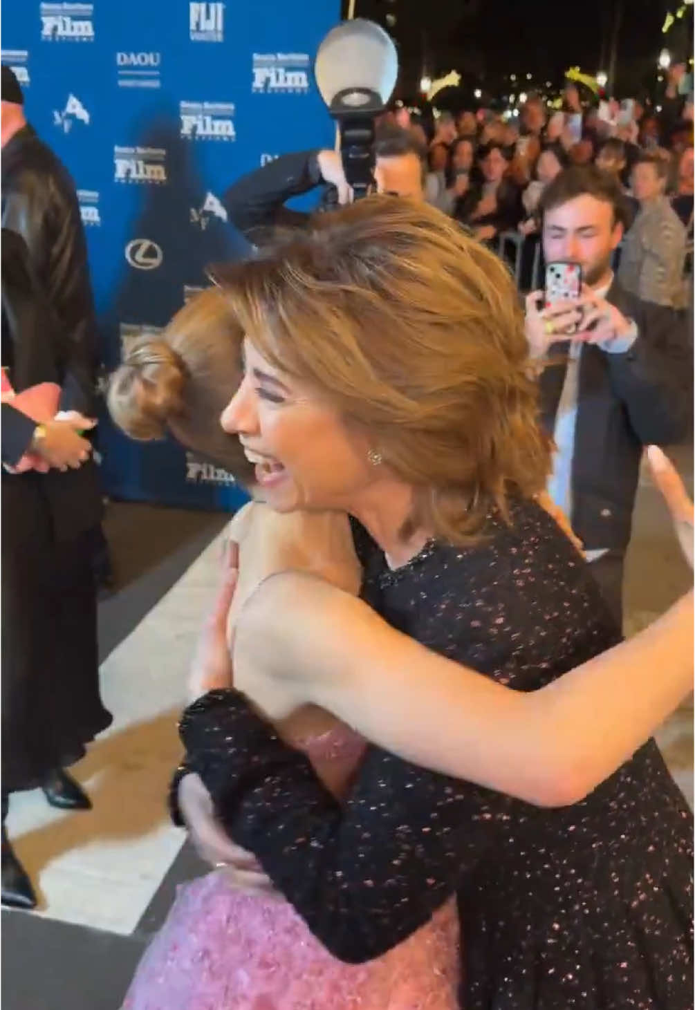 O ENCONTRO DO ANO! Fernanda Torres e Ariana Grande no Festival Internacional de Cinema de Santa Bárbara! 