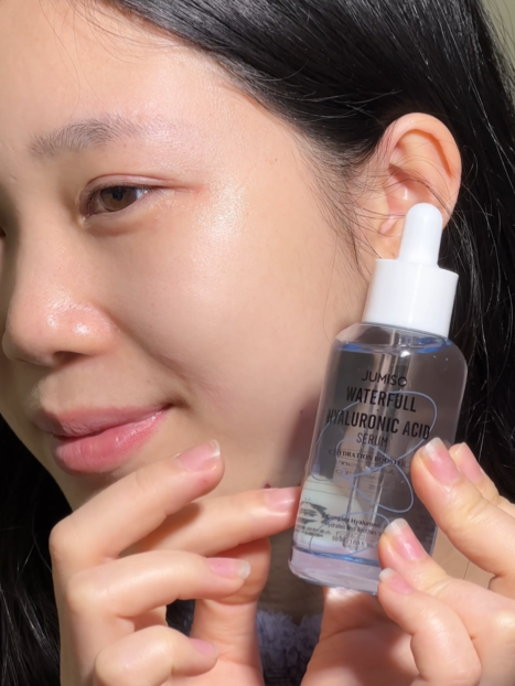 Serum dưỡng ẩm JUMISO Waterfull Hyaluronic Acid giải cứu cho làn da bong tróc, với texture mỏng nhẹ thấm nhanh và không bết dính #jumisovn #hyaluronicacid #jumiso #serum #serumcapam #serumduongam #capam #kbeauty #skincare
