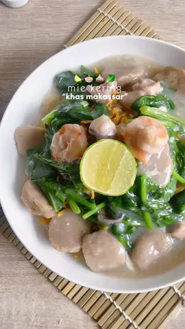 ‼️ SAVE & RECOOK ‼️ MIE KERING “Khas Makassar” Bahan: • 500gr Mie Halus (goreng kering) • 150gr Daging Ayam Fillet • 150gr Cumi Iris • 150gr Udang Kupas • 10butir Bakso Sapi (iris) • 10butir Bakso Goreng • 2ikat Sawi Hijau  Bahan Kuah: • 2L Air • 1bonggol Bawang Putih (cincang) • 2butir Telur • 5sdm Tepung Maizena (larutkan dengan 100ml air) Penyedap Rasa: • Garam • Kaldu Bubuk • Merica Bubuk • Minyak Wijen (Untuk takaran penyedap rasa menyesuaikan selera masing-masing yah) Pelengkap: • Irisan Jeruk Nipis • Sambal Kuning • Acar Cabe #fyp #reseponline #foodblogger #cooking #resep #cook #cemilan #makan #miekering #miekeringmakassar 