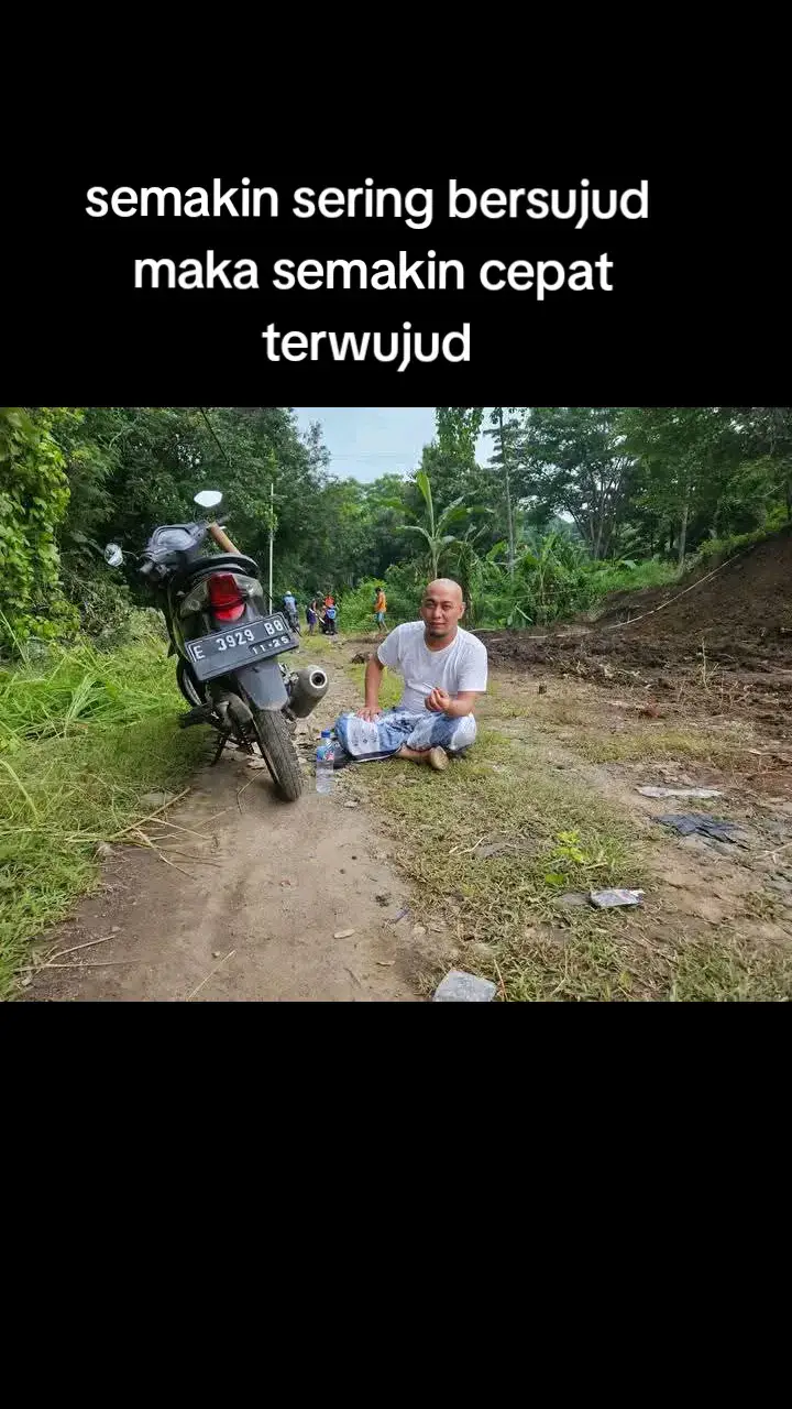 jadilah manusia yg selalu bersyukur  biar hidup tidak kufur  ingat lah Allah dan hanya Allah yg selalu ada di hati kita perbaiki solat mu maka insyaallah kehidupan kita akan lebih baik