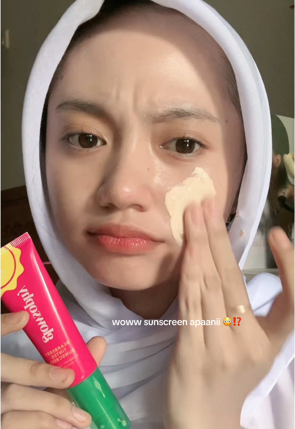 sekarang klo keskolah ga perlu ribet lagi, pake tinted sunscreen glowsophy udah aman bgttt 💋🫶🏻 #glowsophy #sunscreen 