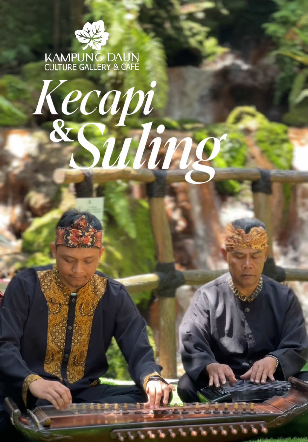 KECAPI & SULING 🎶 ~ Kecapi adalah alat musik tradisional Jawa Barat yang dimainkan dengan cara dipetik. Kecapi memiliki bentuk khas dan terbuat dari kayu.  Kecapi memiliki makna budaya yang penting dalam masyarakat Sunda. Kecapi dianggap sebagai simbol keharmonisan antara manusia dengan alam dan kehidupan sosial. ~ Suling adalah alat musik tiup yang terbuat dari bambu dan berasal dari Jawa Barat. Suling termasuk alat musik tradisional Sunda yang dimainkan dengan cara ditiup. Merdunya suara Kecapi & Suling ini bisa anda saksikan secara langsung di Kampung Daun 🌿 Setiap Weekend Mulai Pukul 13.00 - Selesai 🎭 . . Kampung Daun  📍Jl. Sersan bajuri KM 4,7 No. 88 RRI Villa Triniti  ⏰ Weekday : 10.00 - 21.00   Weekend : 09.00 - 22.00 ☎️ 022-2787915    0877 9092 3454 #kampungdaun #dining #wisatabandung #jajanan #makanantradisional #diningexperience #sundanese #saung #reservations #kecapi #suling #kecapisuling 