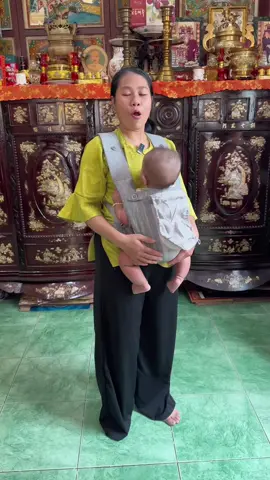 Địu em bé,nhẹ dễ sử dụng,phía lưng có các lổ thông thoáng giúp bé không bị hầm,quay bảng lớn địu thời gian lâu sẽ không bị đau #baunamfamily #baunamfunny #baubamreview #chongbaunamreview 