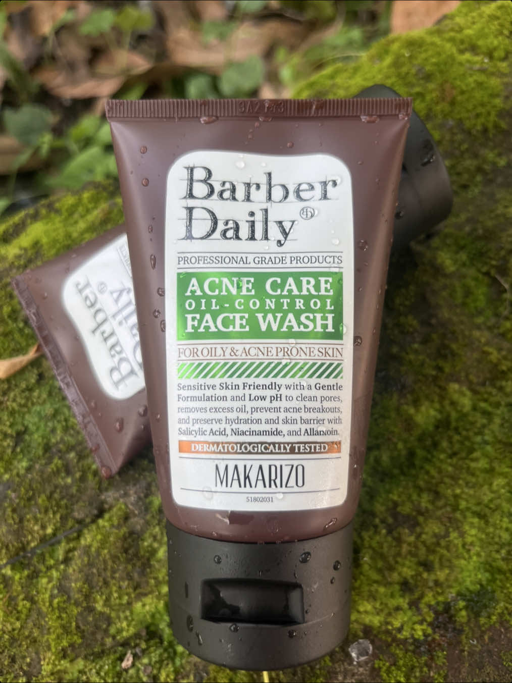 Barber Daily Acne Care & Oil Control Face Wash Mild Formulation dibuat khusus untuk basic grooming routine pria, face wash ini menawarkan solusi efektif untuk mengatasi minyak berlebih dan jerawat wajah yang mengganggu. Dengan mild formulation namun tetap kuat, dengan Barber Daily Acne Care & Oil Control Face Wash dipastikan dapat membersihkan masalah minyak dan jerawat secara menyeluruh tanpa membuat kulit kering atau iritasi. Ukuran: 100mL Manfaat: - Hilangkan Jerawat Wajah yang Mengganggu. - Mengatasi Minyak Berlebih di Wajah Keunggulan - Formula pH-Balanced and Mild Formulation - Sensasi Dingin Saat Dipakai - Tidak Membuat Kulit Kering & Kasar - Tidak Membuat Kulit Ketarik Special Ingredients: pH - Balanced Formula = Menjaga pH Alami Kulit & Aman Untuk Kulit Sensitif Extra Salicylic Acid = Merawat Kulit Berjerawat, Mengangkat Sel Kulit Mati & Bersihkan Pori-Pori Allantoin = Menjaga Kelembaban Kulit & Tidak Menimbulkan Iritasi Niacinamide = Mengurangi Minyak Berlebih & Menjaga Skin Barier #CapCut #skincare #fyp #VoiceEffects 