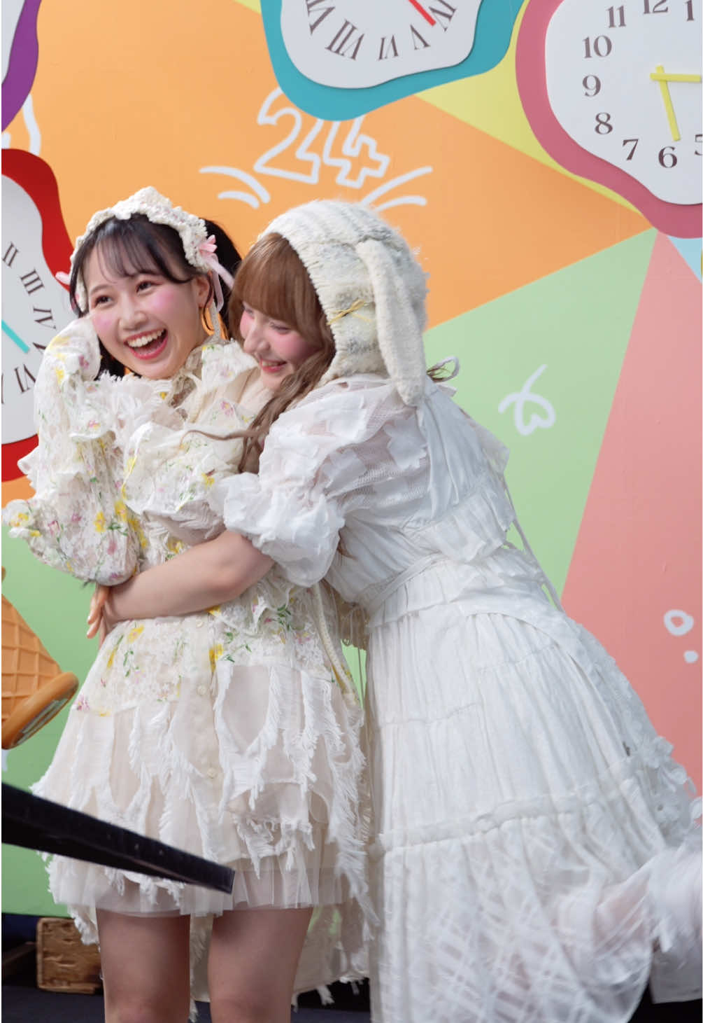 撮影中も微笑ましいかえる組でした🐸🩷💛 #かがみ #松本かれん #早瀬ノエル #ふるっぱー #FRUITSZIPPER #フルーツジッパー @松本かれん（ FRUITS ZIPPER ） @早瀬ノエル (FRUITS ZIPPER) 