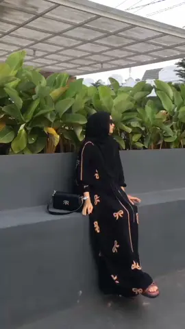 Ciwik ciwikk wajibbb bgtttt sih punya motif kaftan pitaloka motifnya luchhuuuu bangettt makkk 😩🔥 bahannya ngga pernah gagal tebelll ademmm poll pokoknya 😍#kaftanviral #abayakaftan #kaftan 