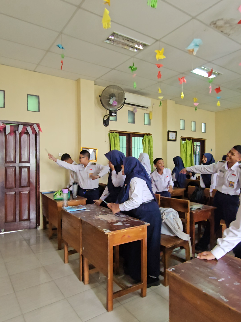 Ice breaking seru bikin murid happy 🤣 #icebreakingseru #smpnegeri1bojonegoro #smpn1bojonegoro #gurutiktok #gurumuda #idepembelajaran #icebreaking #gurubahasaindonesia #7kebiasaananakindonesiahebat #gurusmp #affiliatorpemula #guru 