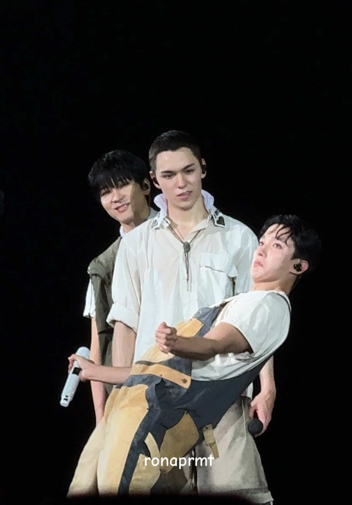 kayanya dokyeom udah terlalu nyaman di Jakarta 🥲😄🙂😊🩷🩵 — #dokyeomseventeen #dokyeomsvt #svtdokyeom #dokyeomedit #dokyeomfancam #leeseokmin #vernonsvt #vernonseventeen #SEVENTEEN #svtcarat #seventeenjakarta #seventeenrighthere #seventeenrighthereworldtour 