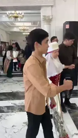 Шөбересінің әжесіне арнаган әні. 80жас мерей той